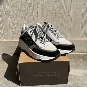 Vaddia Whales B&W Bean